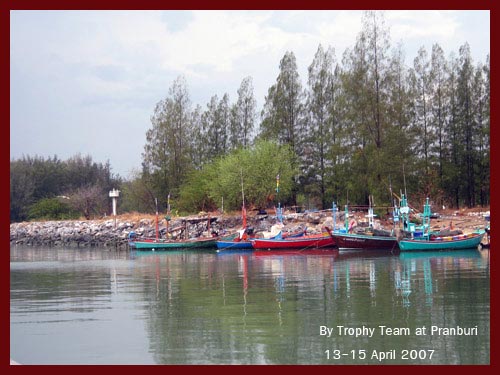 เดินทางโดยเรือไต๋อ๊อด ระหว่างเดินทางออกจากท่าเรือพบเรือประมงของชาวบ้านมากมาย ดูแล้วสบายตา
