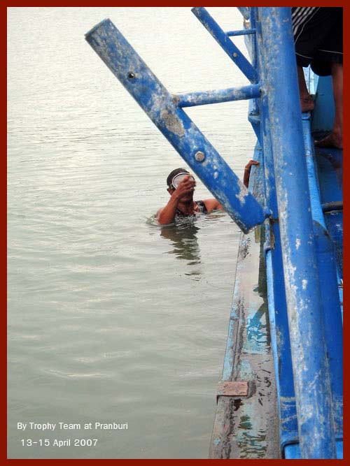 ยังไม่ได้ไปไหนก็เห็นคนมาดำผุด ดำว่ายอยู่ข้างเรือ..โผล่ขึ้นมา..อ้าวเป็นไต๋นพนี่เอง(มีขยะติดใบพัดเรือ)