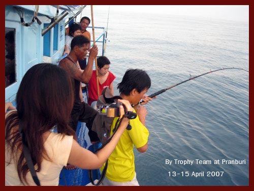 สักพักก็มีเสียงเอะอะจากข้างเรือ คุณลอยกำลังอัดปลาอยู่