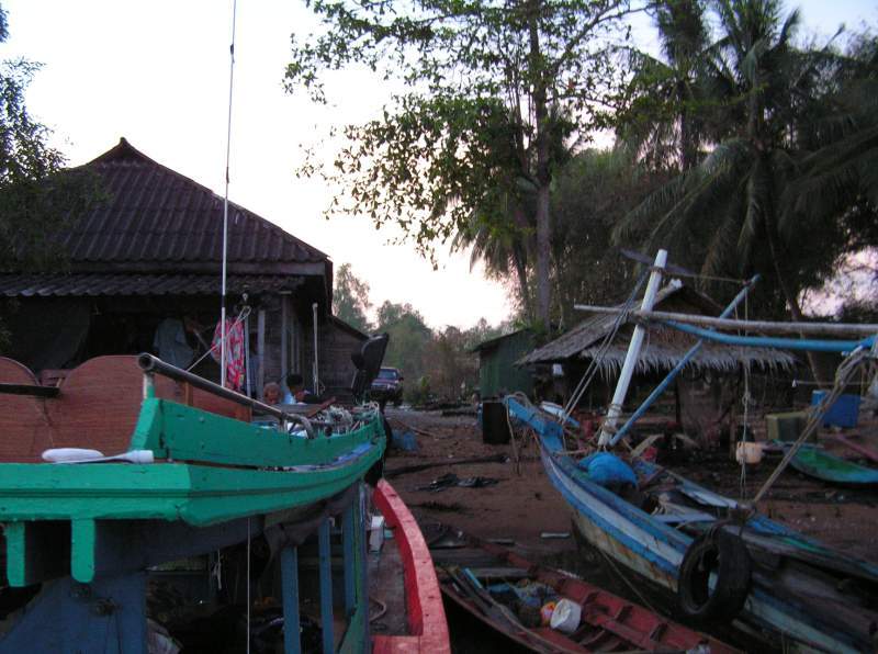 ท่าเรือของไต๋โนชครับ
(ไม่รู้ว่าจะเรียกท่าเรือหรืออะไรดี) :grin: :grin:
เพราะอยู่หลังบ้านไต๋นี่เอง
