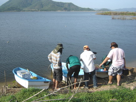 เรือมีสามลำ คัดตัวลงลำละสอง....
ประกอบด้วย ไต๋เรือ มีสามคน...
ไต๋อ๊อด ไต๋คิม แระไต๋ต้น....
ส่วนลู