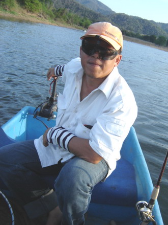 นี่ไง ไต๋ของโผม...**ไต๋คิม**
วันนี้ได้ขับเรือ ถึงจะเป็นแค่มอเตอร์ไกด์....
ก้อเอาแล้ว เรือ 1ในความฝ