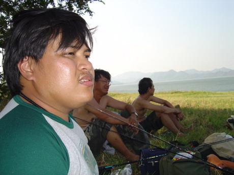 เฮียคิม ควงลิงตัวเดียว...
อาบน้ำใต้ร่มริมเรือเฉย....เพื่อนๆได้แต่นั่งปลง....
 :laughing: :laughing