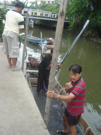 มาถึงท่าเรือ....
น้าริด ก้อล่องเรือลำน้อยมาคอยรับ 
พร้อมสรรพเรียบร้อยซะแล้ว....
ขนของลงเรือ แระก้