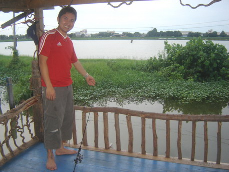 นี่  ๆ ๆ ศาลาใหม่ น้าริด ทำต่อยื่นออกไปล้ำไปในคลองนิดๆ...
ไว้สำหรับ ตั้งวง ชงน้ำดอกคำฝอย..
 :cheer