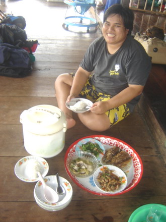 ช่วงระหว่างออกเรือไปตกปลา...
กล้อง ของพงเต๊บมาดทิ้งไว้ที่แพ..
ฝนตกแบบนี้ไม่ไหว...เอากล้องน้าโต๊ดไป