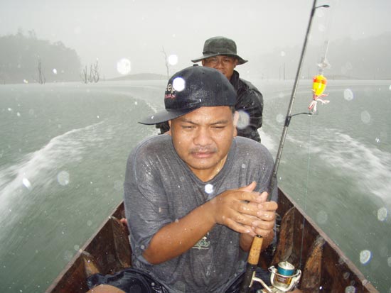 แล้วฝนก้อเทกระหน่ำลงมาอีก ทำให้น้ามาดกลายเป็น
***ปู่เย็น*** ในทันที
 :grin: :grin: :grin: