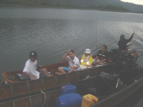 แระแล้ว เรือ อีกลำก้อกลับมา....
แต่ เฮ้ย......ตอนไป ไปสาม ไหง กลับมา สี่...
 :spineyes: :spineyes: