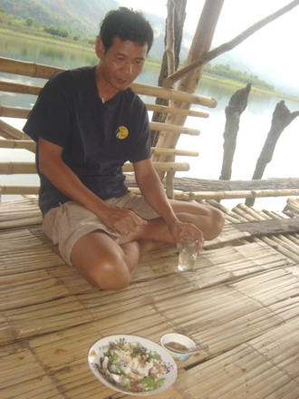 อาหารว่างยามก่อนเที่ยง....มาแระค๊าบ...
***ปลากดคัวลวกจิ้ม***
รับประกันว่าอร่อย แต่ ท่านเทพเขื่อน 
