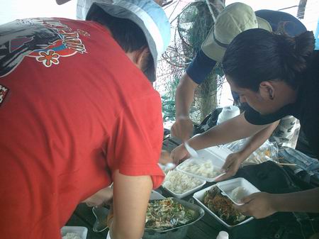 กินที่บ้านมันไม่อร่อยแบบนี้นะ :umh: