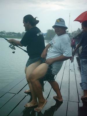 คห.50 อ่านแล้ว ไม่สบรมณ์....
แต่ รูปนี้ ดูแล้ว ฮาแตก ขำกร๊ากกกกกก...
 :laughing: :laughing: :laugh
