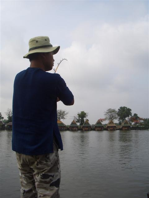 ท่าทางตัวนี้จะไม่ธรรมดาซะแว้วว

อัดอยู่หัวบ่อมันพามาซะท้ายบ่อเรย

สู้ต่อไปทาเคชิ !!!!  :laughing