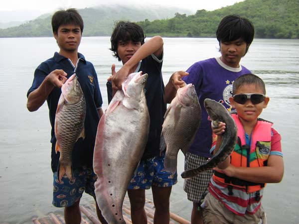 สุดท้ายแล้วครับ ปลารวม  :tongue: วสันต์หรรษา(ดองไว้นานน)

แพบุญเหลือครับน้า ....

ป.ล. งงจริงๆ ป