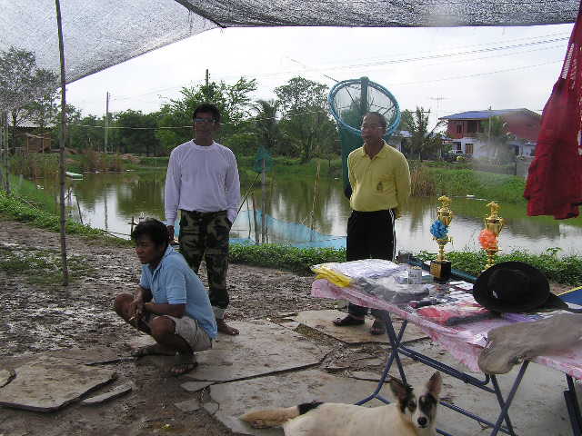 ประธานและทีม งานคับ คนใส่แว่นดำเท่