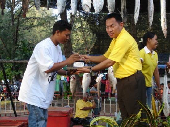     รางวัลชนะเลิศ ปลาสาก น้ำหนัก 5.20 กก.

