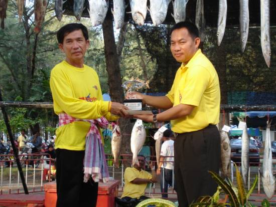     รางวัลชนะเลิศ ปลากระมง น้ำหนัก 5.25 ก
