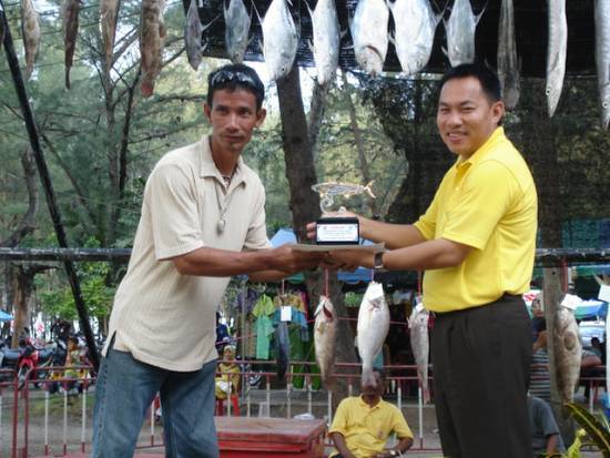     รางวัลชนะเลิศ ปลาเหลืองโพรง (เรนโบ