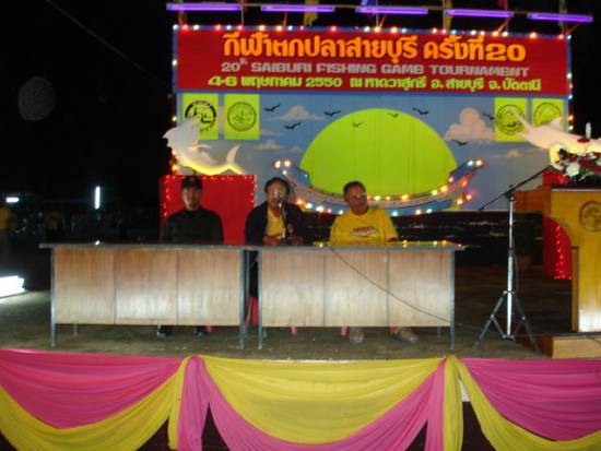 ชี้แจงกติกาและการจัดงานในปีนี้ครับ โดยนายกเทศบาลตะลุบัน จนท.ตร.ทหารที่รักษาความปลอดภัยในการแข่งขันคร