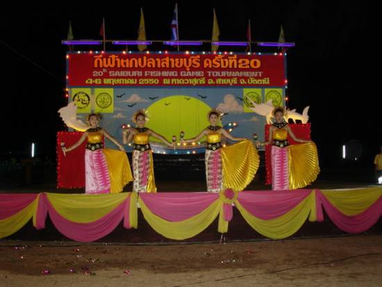 การแสดงของนักเรียนในอ.สายบุรีในคืนแรกครับ
