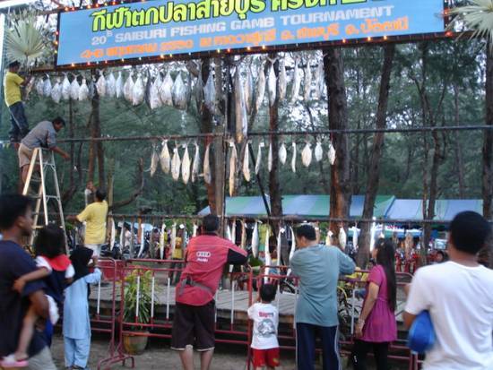    ปลาขึ้นแขวนโชว์วันแรกครับ