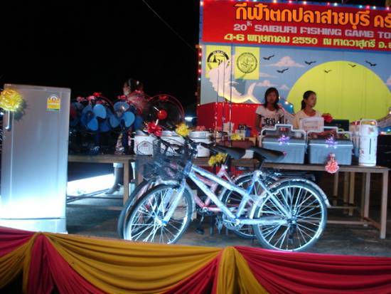    จับสลากหางบัตรในคืนที่ 2 ของงาน ( 5 พ