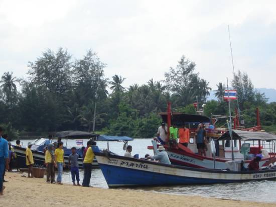   เรือตกปลาทยอยนำปลาขึ้นชั่งในวันที่สองครับ