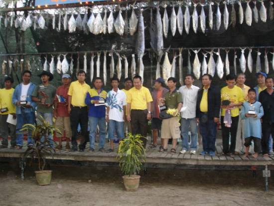    และภาพสุดท้ายครับ นักกีฬาที่ได้รางวัลถ่ายรวมกับผู้ว่าราชการจังหวัดปัตตานีครับ  นายภาณุ  อุทัยรัตน
