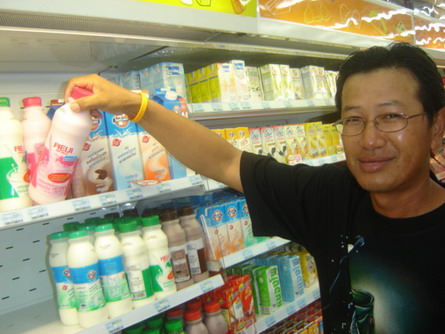 แวะซื้อเสบียงกันให้พร้อม....
พี่อ๊อด ตรงดิ่งไปหยิบ นี่เลย นมรส สตรอเบอรรี่...
..โหยย พี่อ๊อดค๊าบ ก