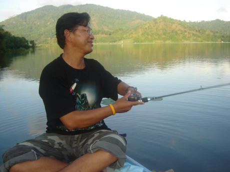 พายเรือแบบดริฟ โดยมีพี่อ๊อด คอยประคองมาเรื่อยๆ...
ตีเหยื่อกันไปเรื่อย ปลาชาร์จ สอง-สามที 
แต่ยังไม