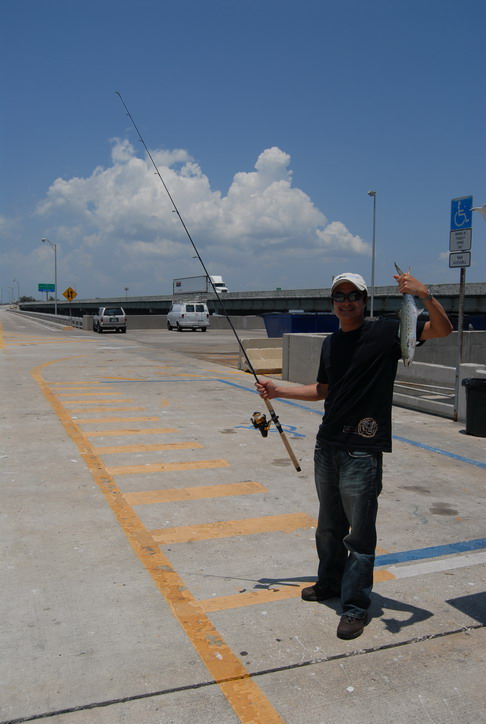 วันนี้ไปที่ North Skyway Pier ถึงปุ้บเริ่มหาเหยื่อ...หามาได้พอสมควร...เราก็ลงสายลอย...ไม่ใช้ลีดนะครั