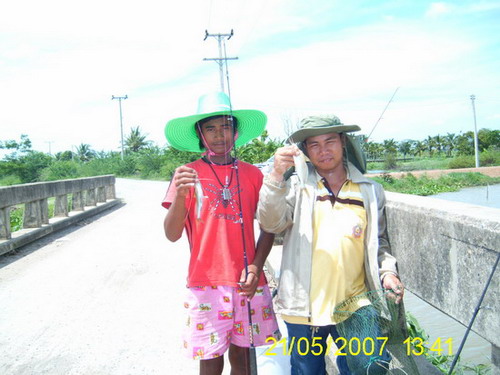  :cool: :cool: :cool:.....ทีนี้มาสองตัวพร้อมกันเลยครับ.....เยอะครับเกี่ยวไส้เดือนลงไปแป๊ปเดียวดึงคัน