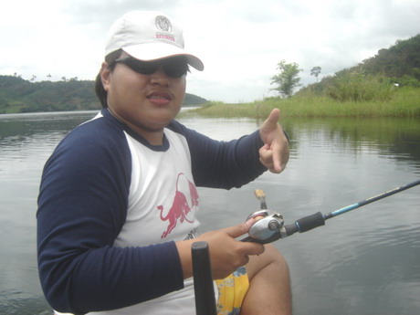 พี่อ๊อด เอาคันเบ็ด ลงเรือไปสองชุด....
