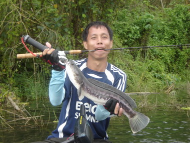 นักตกปลา ส่วนมาก เวลาได้ปลา ปากไม่ค่อยว่างหรอกค๊าบ...
 :laughing: :laughing: :laughing:
แบบนี้เลย.