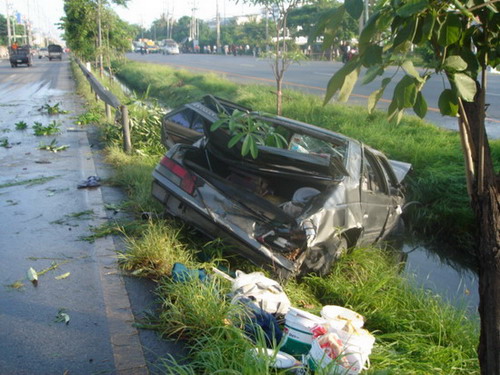 รถเสียหลักหมุนตีลลังกาเลยครับ