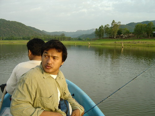 ....ไหน????????......อยู่ไหนอะ........ไอ้ที่จะมาทำร้ายชาวโลก............มานนน...อยู่ไหน..... :mad:..