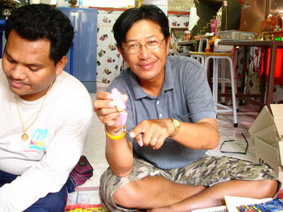 ท่านอาจารย์ถามศิษย์พี่ว่าจะรับปลาดุกซักตัวไหมน้ามาด
ดูศิษย์พี่ทำหน้าแล้วตอบว่า ว๊ายยยยยย ผมไม่ทานปล