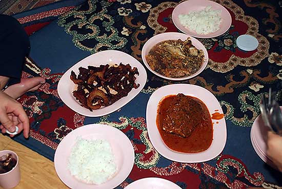 กับข้าวส่วนหนึ่งที่กินบนเรือลำนี้ครับ
จานขวามือเป็น แดงเขี้ยวทอดราดพริก สูตรพม่า แต่กินที่เมืองไทย
