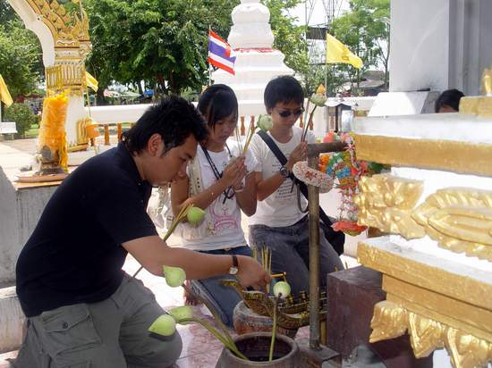 ไปไหว้พระเอาฤกษ์กันก่อนดีก่า เด๋วเราค่อยไปลุยกัน