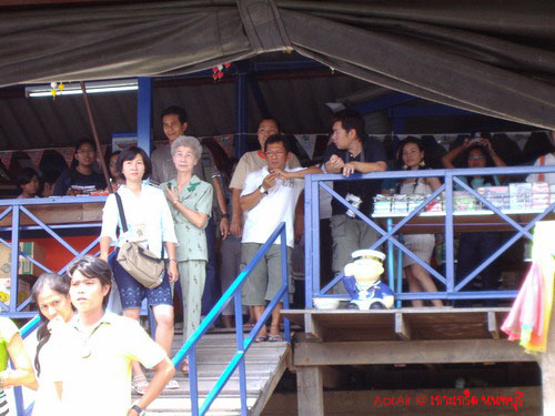 พอคนขึ้นร้าน เรือก็ไปกลับตัว แล้วก็มารับคนกลับเพื่อไปต่อ