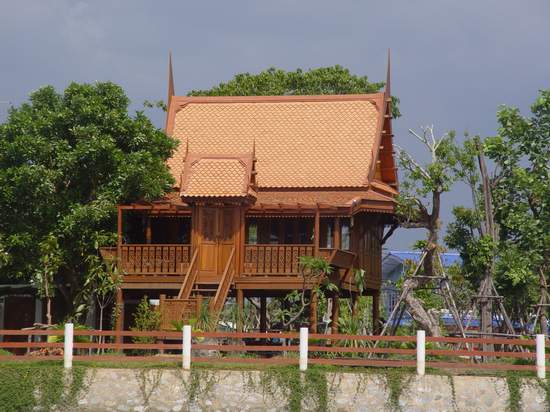 เรือออกจากท่าน้ำวัด แล่นไปเรื่อยๆผ่านบ้านทรงไทยหลังนี้ โอววว สวยแต่ท่าจะแพงระยับ  :smile: