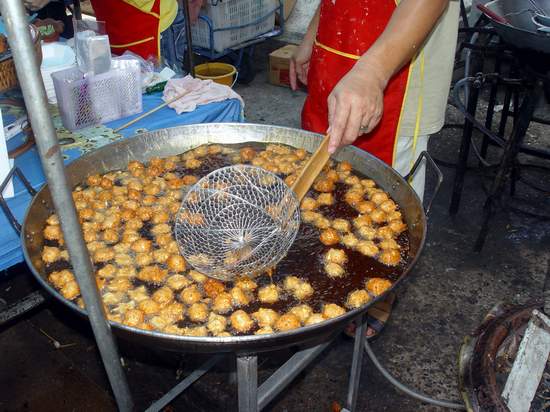 ทอดกันร้อนๆ ไม่อยากให้เสียคอนเซปท์ร้านเฮีย ชิมกะเค้าด้วย เออ...อร่อย กลืนเอื๊อกส!!!!~  สั่งเลย 50 บา