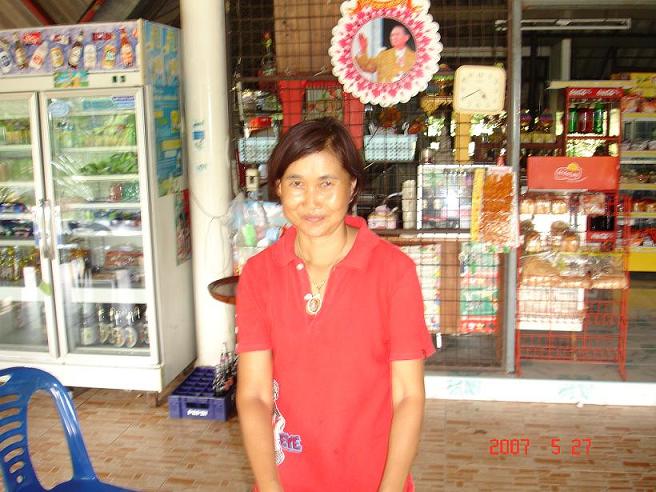 พี่สาว เจ้าของบ่อครับ อัธยาศัยดีมากๆ เห็นพี่เค้าบอกในบ่อมีปลาเกล็ดค้างปี เยอะเพราะบ่อเปิดมา 10ปี แล้