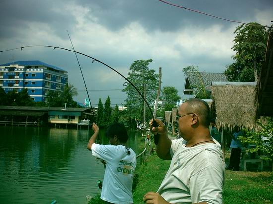 อยู่บนเรือนอาหารเสียเปรียบแน่นอน :sad:
ตอนนี้น้องปุ๊ยพายเรือมารับคันแล้วมาส่งให้อีกฝั่งนึง :love:
