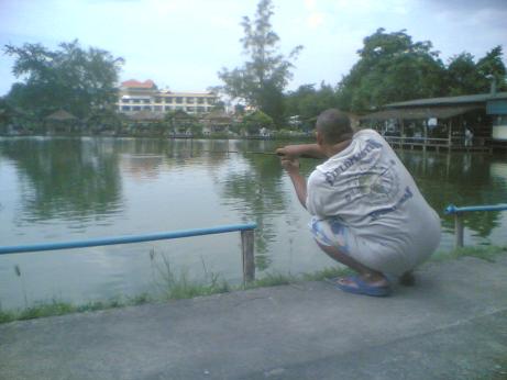 ถ้าห่มเหลืองเย่อปลาคงตัวใครตัวมัน!!!-_-
เอ่อป๋าต่อ เมื่อวานมีเด็กใส่แว่นใส่เสื้อยืดสีแดง(ไม่ใช่ผมนะ
