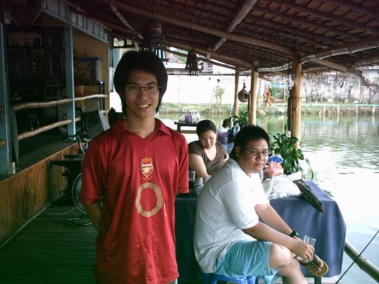  [b]เอ่อป๋าต่อ เมื่อวานมีเด็กใส่แว่นใส่เสื้อยืดสีแดง(ไม่ใช่ผมนะผมใส่ลายดอกสีเทา)โดนบึกเหมือนกันครับ 