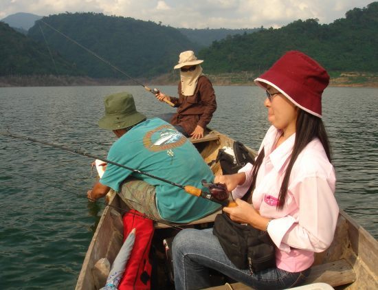 หัวเรือกำลังเอาปลาขึ้น ท้ายเรือโดนต่อ :smile: