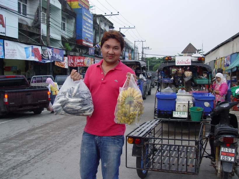 ออกเดินทางราวกับลัดนิ้ว  เช้าตรู่  ยานยนต์ของเราก้มาจอดอยู่ที่ตลาด ตะกั่วป่าเพื่อหาซื้อสเบียง และเหย