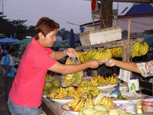 แวะตลาดตะกั่วป่า

ส่งเงินไป  ส่งกล้วยมา  ซะดี ๆ 

น้องเกรียง ซื้อกล้วยเผื่อพี่ด้วย  เราพวกเดียวก
