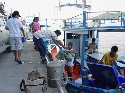 ขนของลงเรือ  ของกินเพียบ  แต่จะได้กินอ๊ะป่าว

มรสุมเพิ่งหมด  สมาชิกเสียว ๆ กันอยู่  พอออกเรือไป  เ