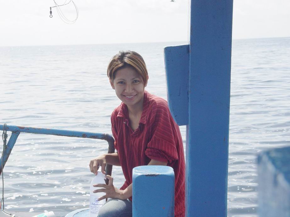  ในเรือตอนนี้   มีคนนั่งให้กำลังใจด้านท้ายเรือ จนหุ้นท้ายเรือดีขึ้นอย่างเห็นได้ชัดเจน  ใช่ไครที่ไหน 